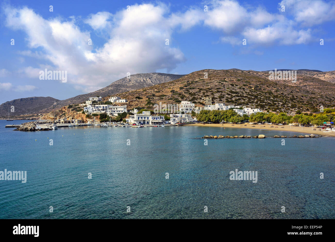 Alopronia, il porto e il solo resort di Sikinos isola con la sua spiaggia organizzata, Cicladi Grecia Foto Stock