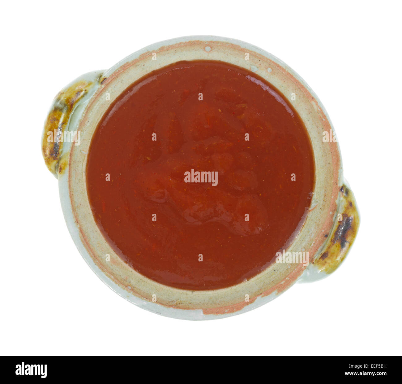 Vista dall'alto di una ciotola di rosso salsa taco su uno sfondo bianco. Foto Stock