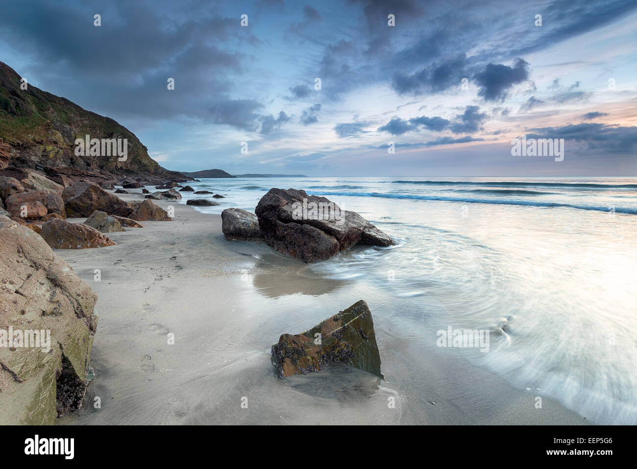La spiaggia a Pentewan Sands sulla costa della Cornovaglia Foto Stock