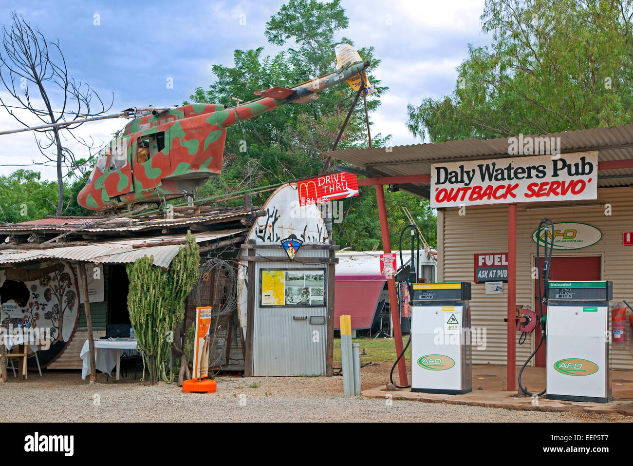 Il Daly Waters Pub Outback Servo con il vecchio elicottero lungo la Stuart Highway, Territorio del Nord, l'Australia Foto Stock