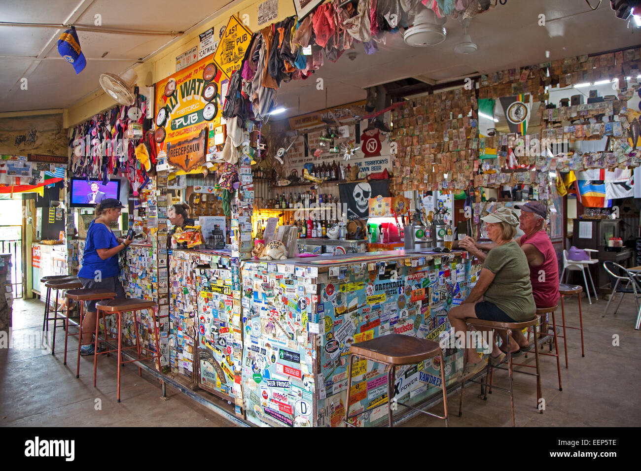Il Daly Waters Pub decorate con i biglietti da visita, di banconote e cimeli lungo la Stuart Highway, Territorio del Nord, l'Australia Foto Stock