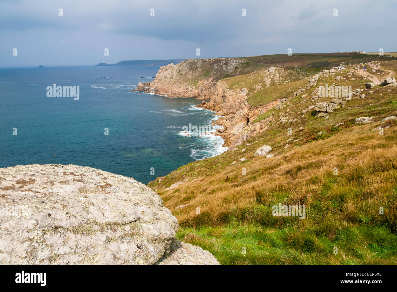 Sul dramtic coastpath tra Lands End e Sennen Cove Cornwall Inghilterra UK Europa Foto Stock