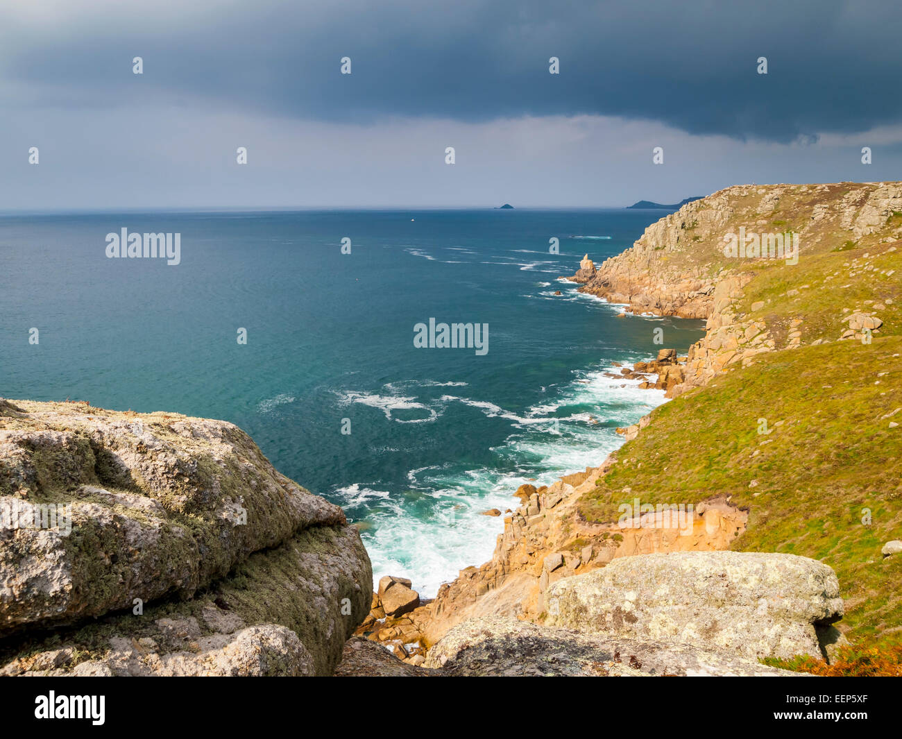 Sul dramtic coastpath tra Lands End e Sennen Cove Cornwall Inghilterra UK Europa Foto Stock