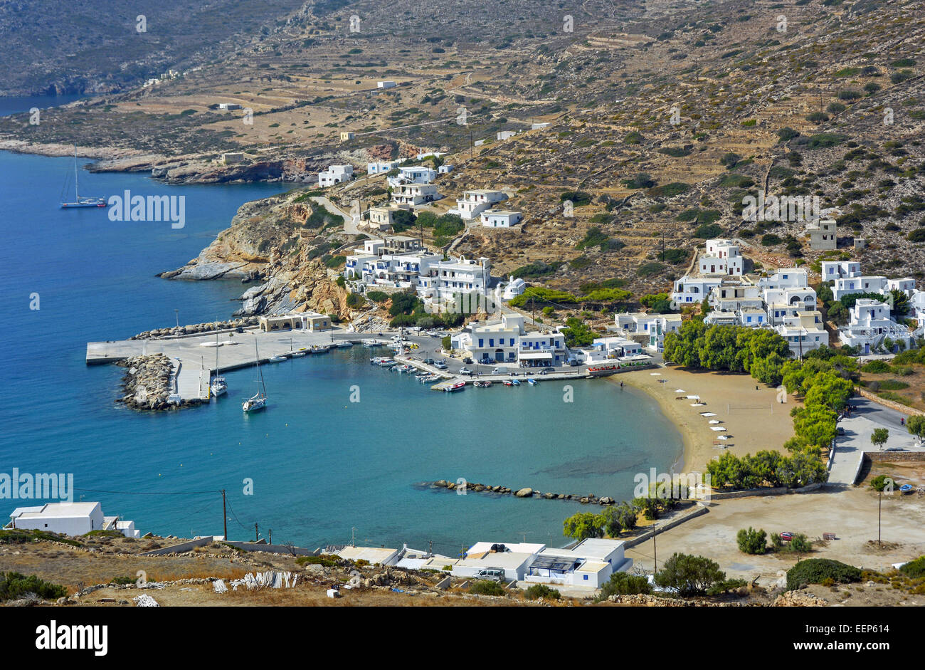 Alopronia, il porto e il solo resort di Sikinos isola con la sua spiaggia organizzata, Cicladi Grecia Foto Stock