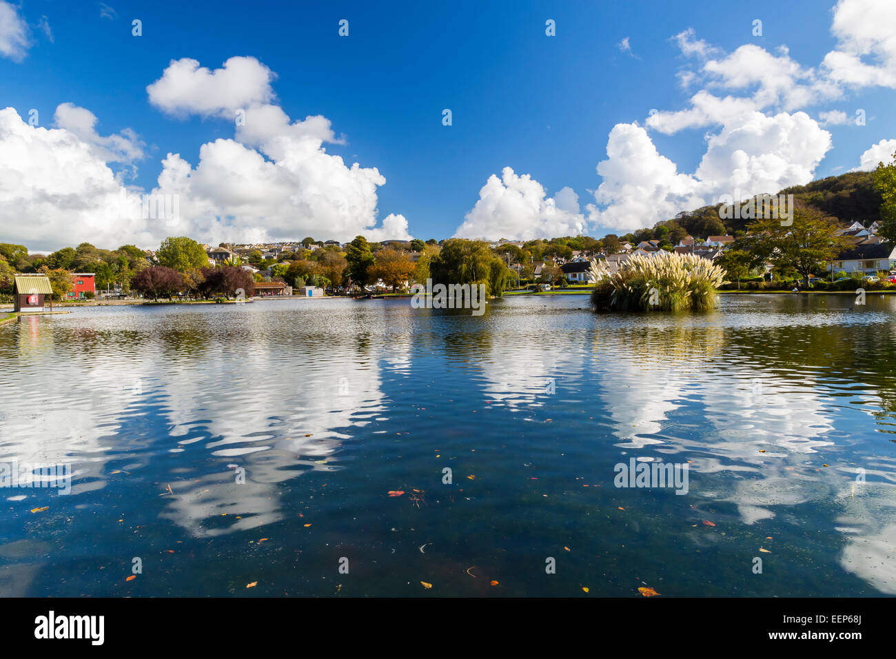 Bella riflessioni a Helston in barca il lago di Cornwall Inghilterra UK Europa Foto Stock