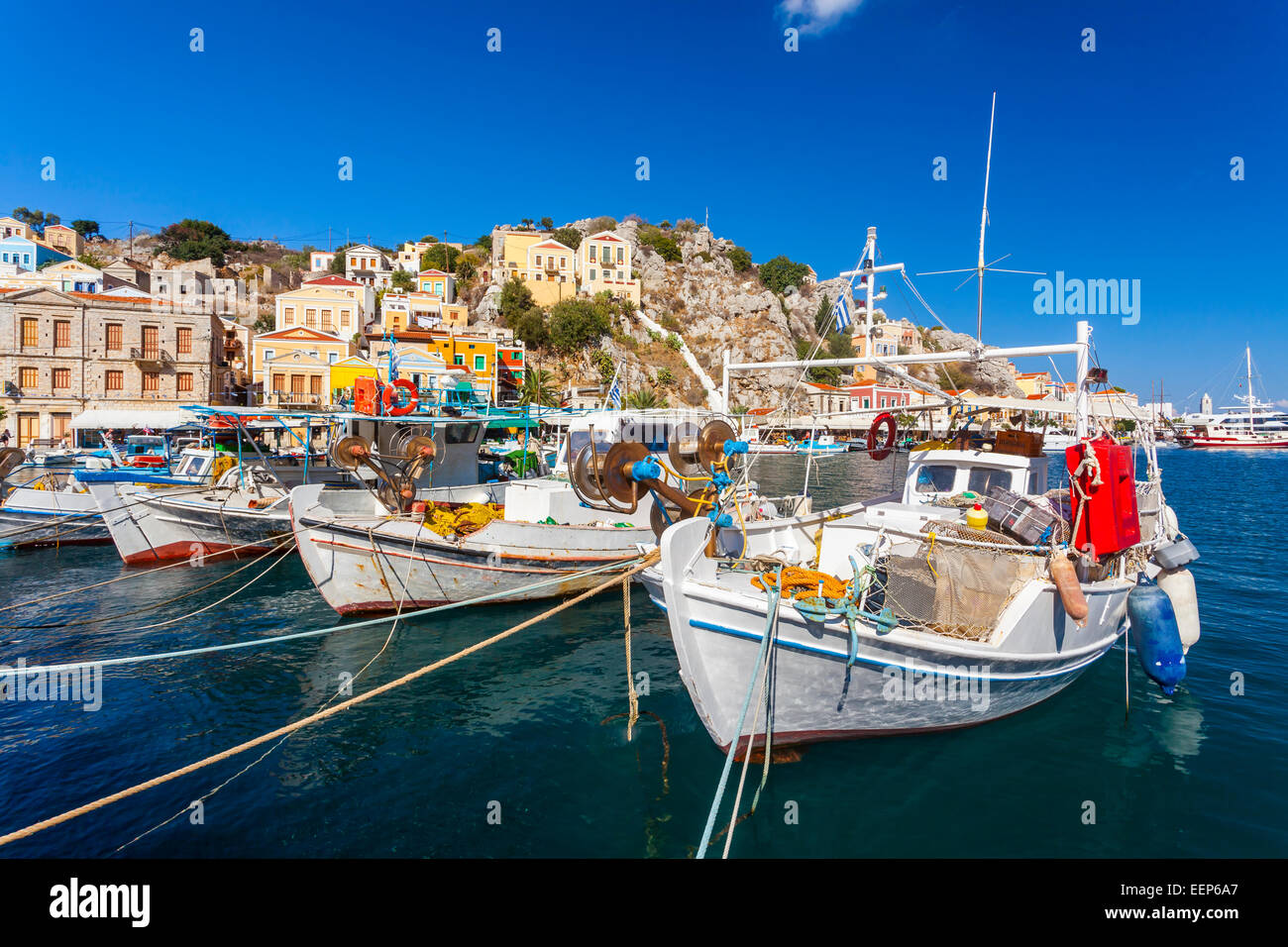 Tradizionale greco barche da pesca nel porto di Symi Città nel Dodecanneso grecia Europa Foto Stock