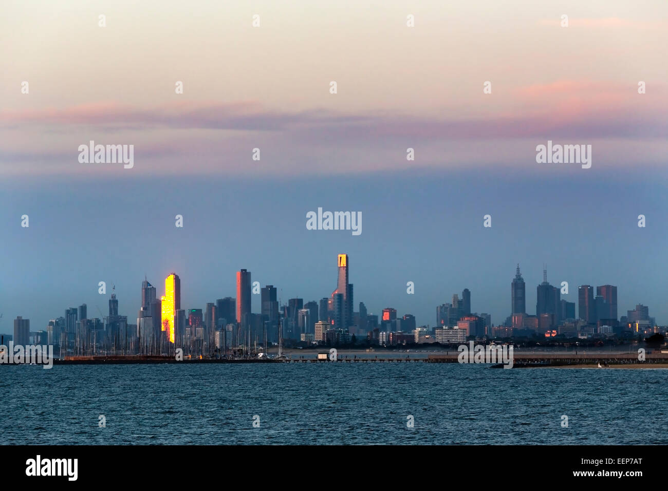 Melbourne Australia cityscape. Vista su acqua al tramonto Foto Stock