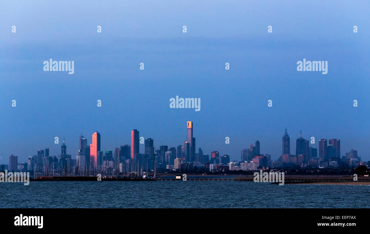 Melbourne Australia cityscape. Vista su acqua dopo il tramonto Foto Stock