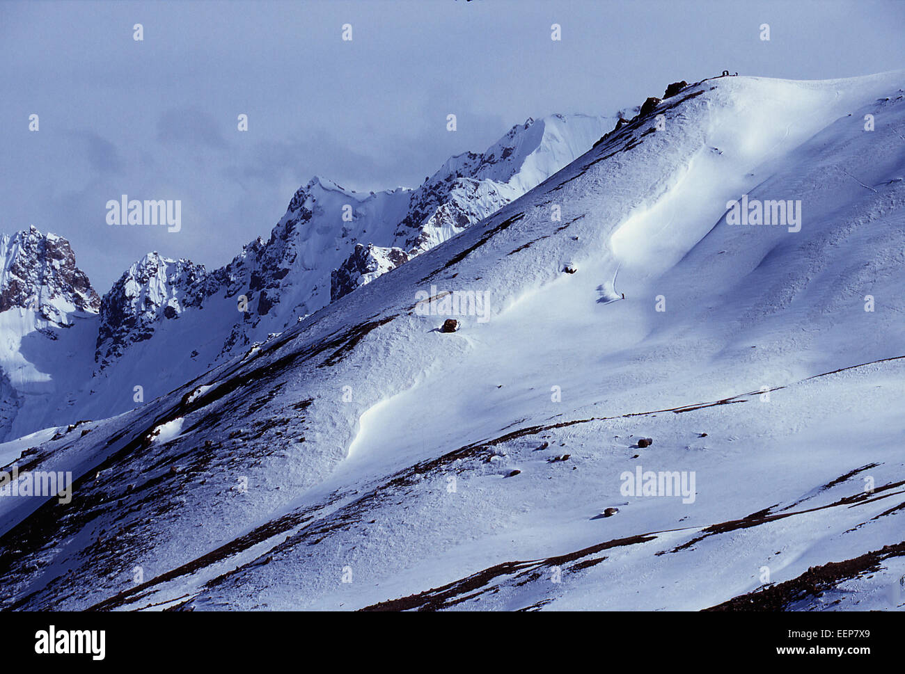 Snowboarder rendendo le vie on unnamed picco in Pakistan Foto Stock