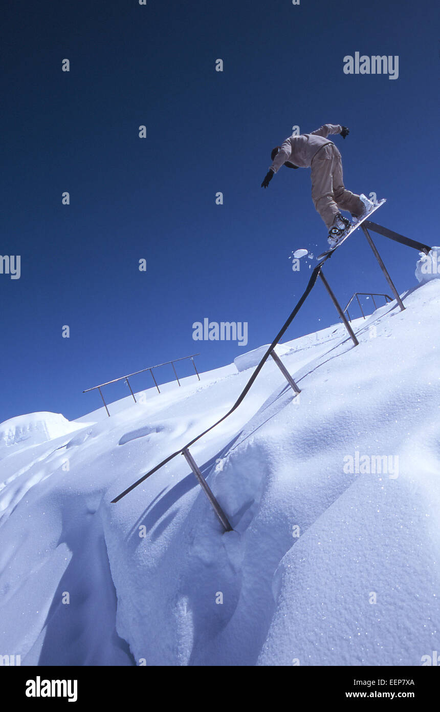 Snowboarder riding rails in alta montagna Pakistan Deosai Plateau Foto Stock