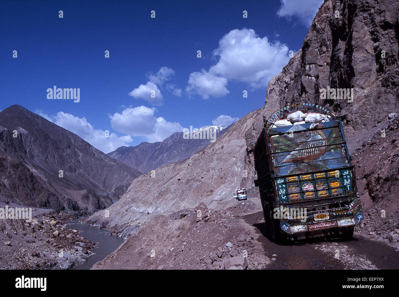 Autostrada del Karakorum in Pakistan, un dipinto e decorato carrello riempie la strada in Himalaya sulla strada per le aree settentrionali e Skardu Foto Stock