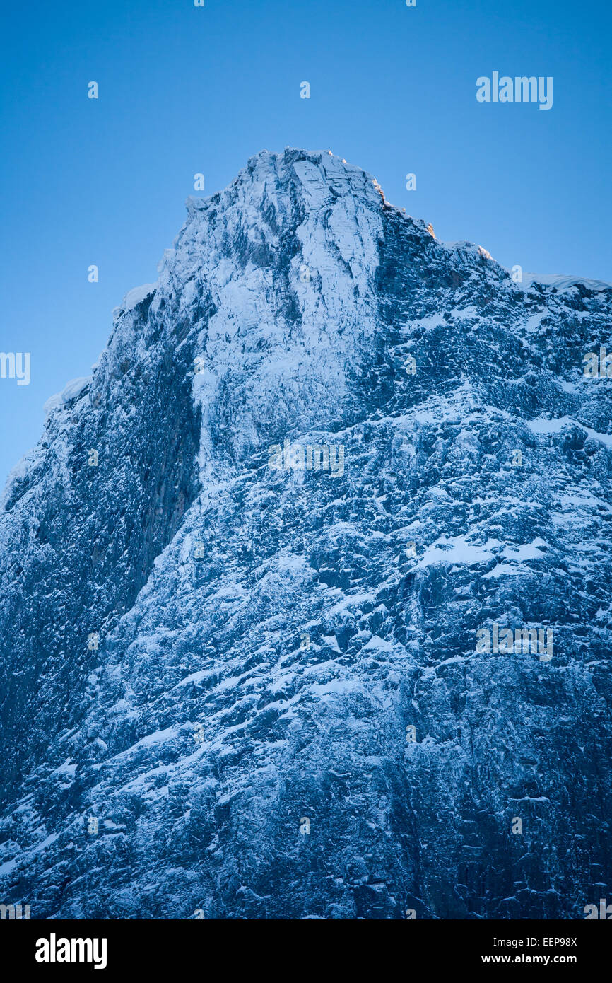 Il picco Semletind in inverno, nella valle Romsdalen, Rauma kommune, Møre og Romsdal fylke, Norvegia. Foto Stock