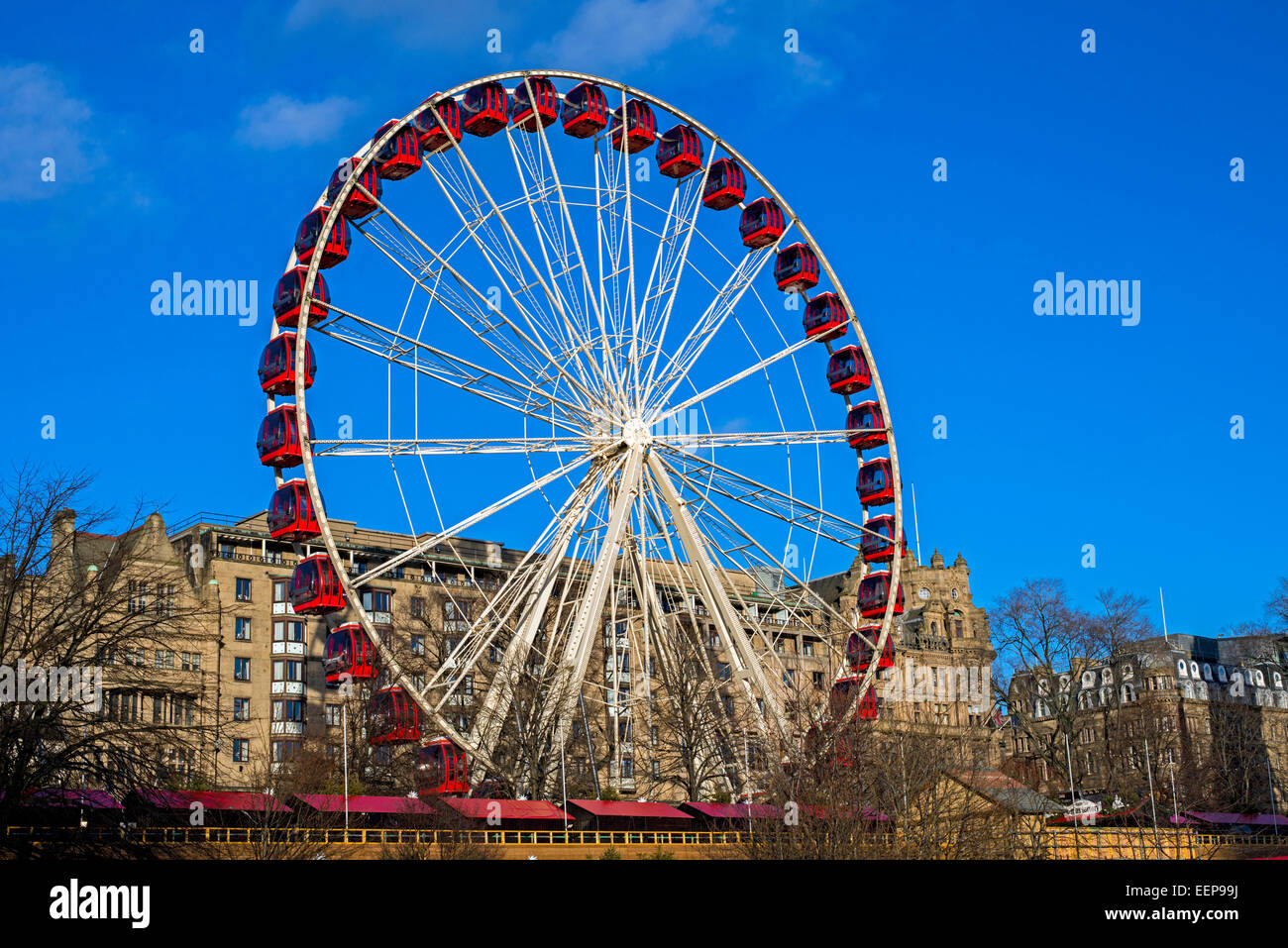 La grande ruota, una delle attrazioni annuale a Edimburgo il Festival di natale su un soleggiato ma freddo inverno di giorno. Foto Stock