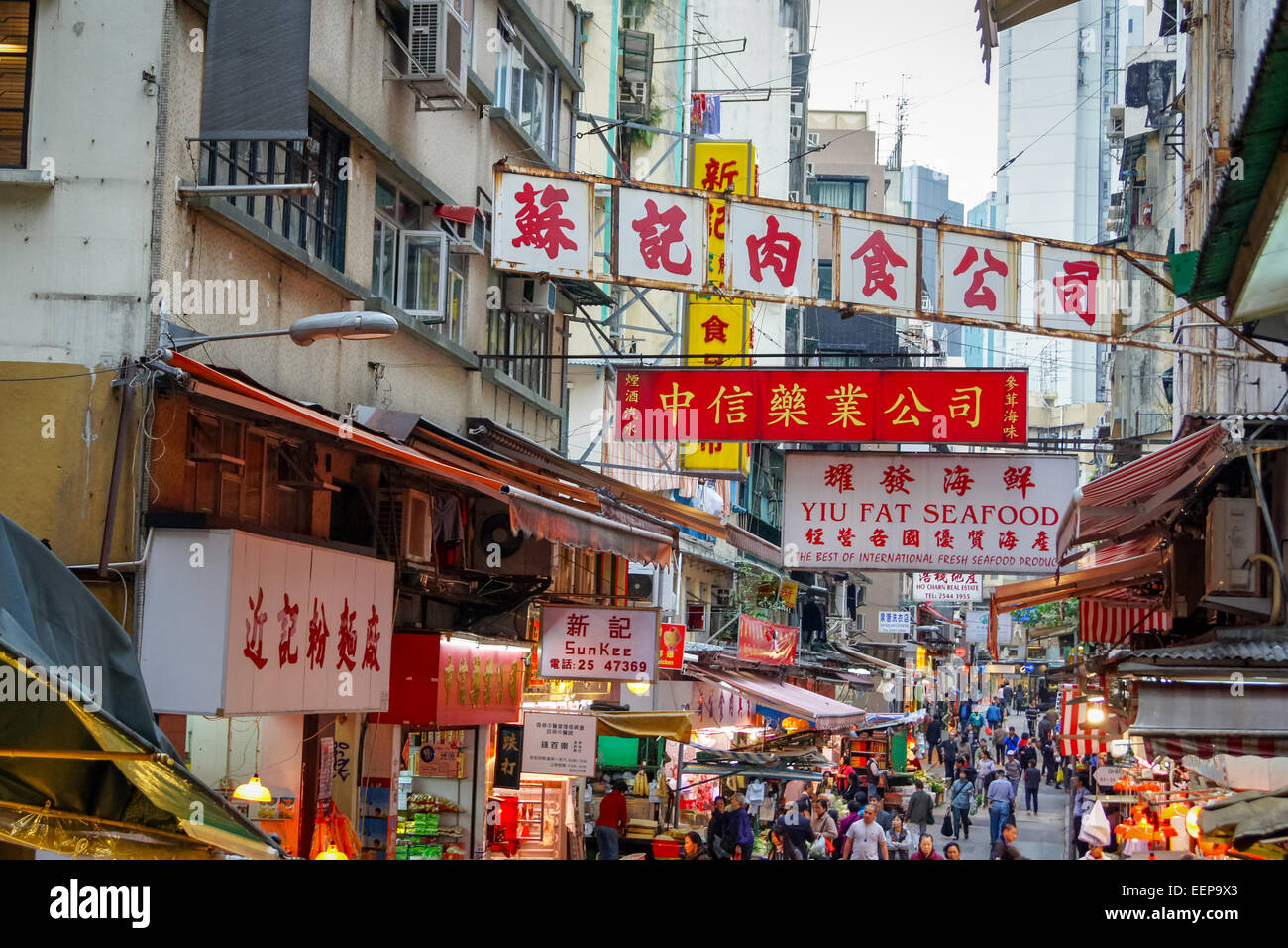 Pubblicità insegne luminose su Gage Street e luminoso negozio fronti, Hong Kong, Cina Foto Stock