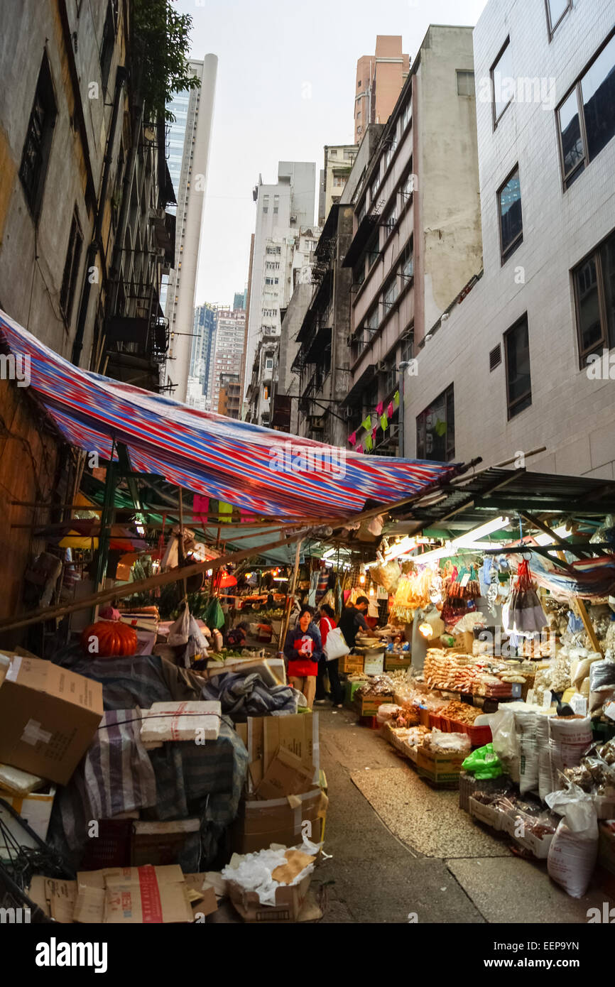 Il vecchio le bancarelle del mercato in contrasto con gli edifici alti e grattacieli di Hong Kong, Cina Foto Stock