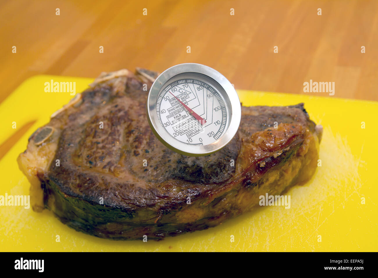 Bistecca con il termometro della carne Foto Stock