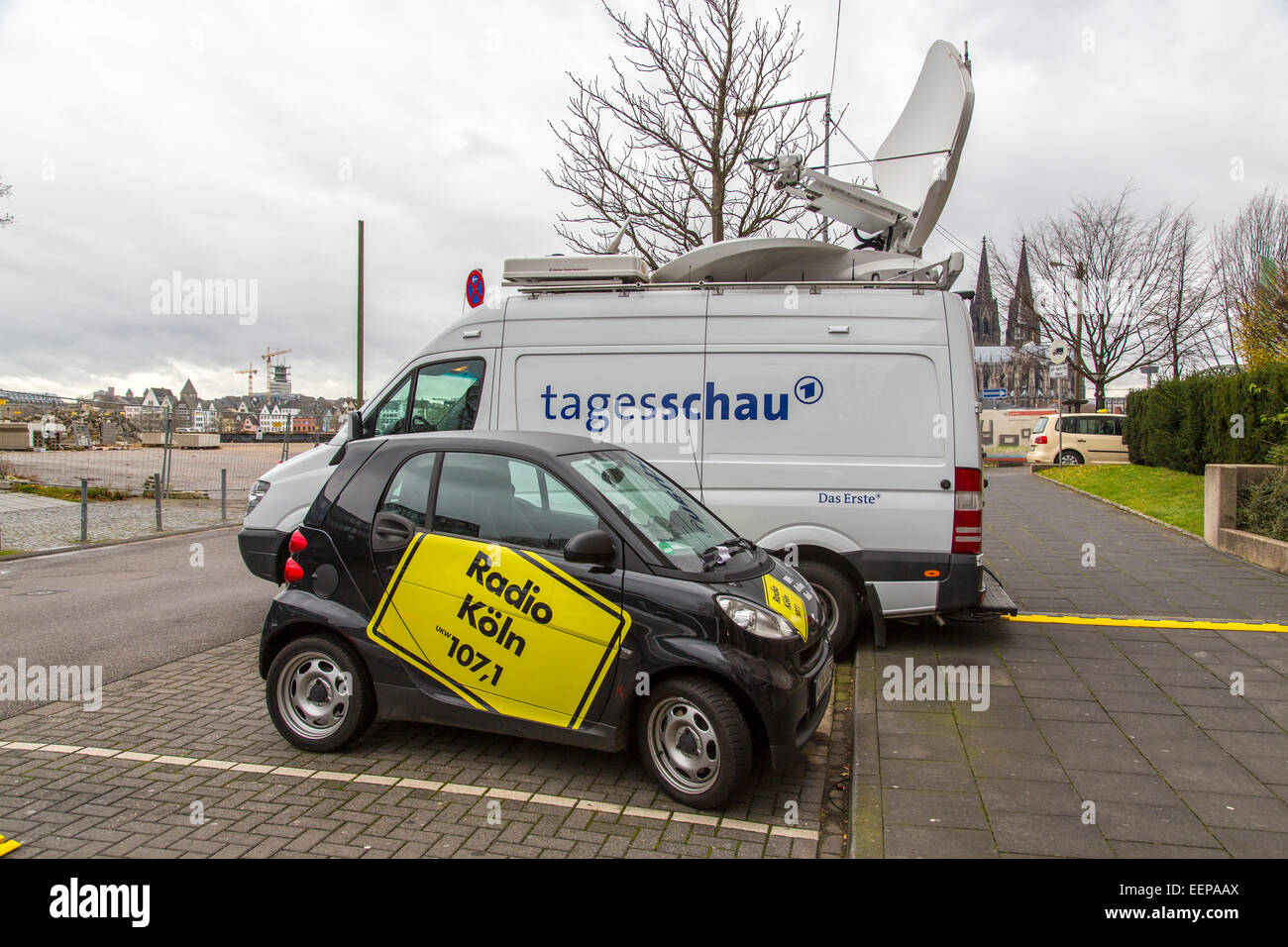 I veicoli di trasmissione, Tedesco news radio e stazione di TV con antenna satellitare e le auto piccole reporter di Radio Colonia, Foto Stock