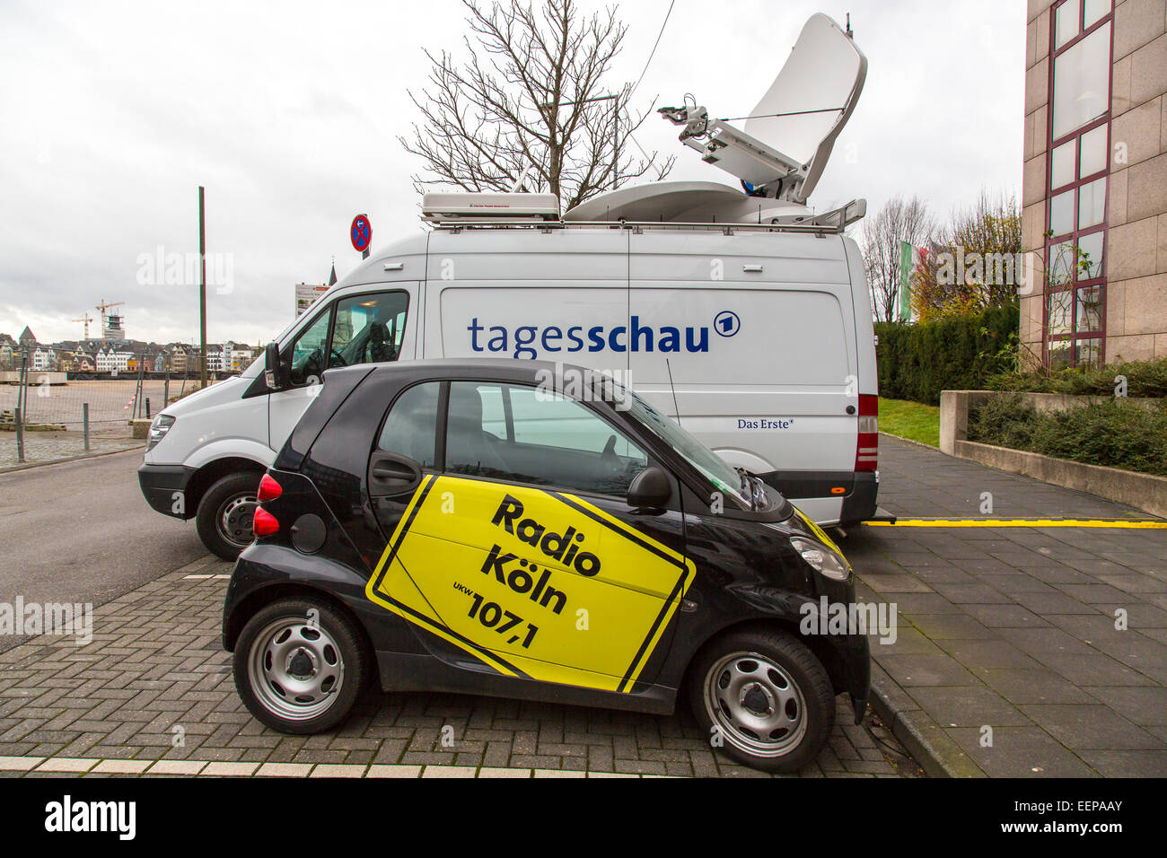 I veicoli di trasmissione, Tedesco news radio e stazione di TV con antenna satellitare e le auto piccole reporter di Radio Colonia, Foto Stock