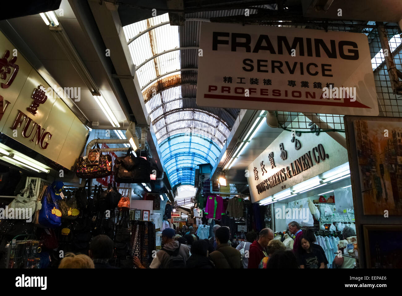 Occupato le bancarelle del mercato e cartelli pubblicitari nel Mercato Stanley, isola di Hong Kong, Cina Foto Stock