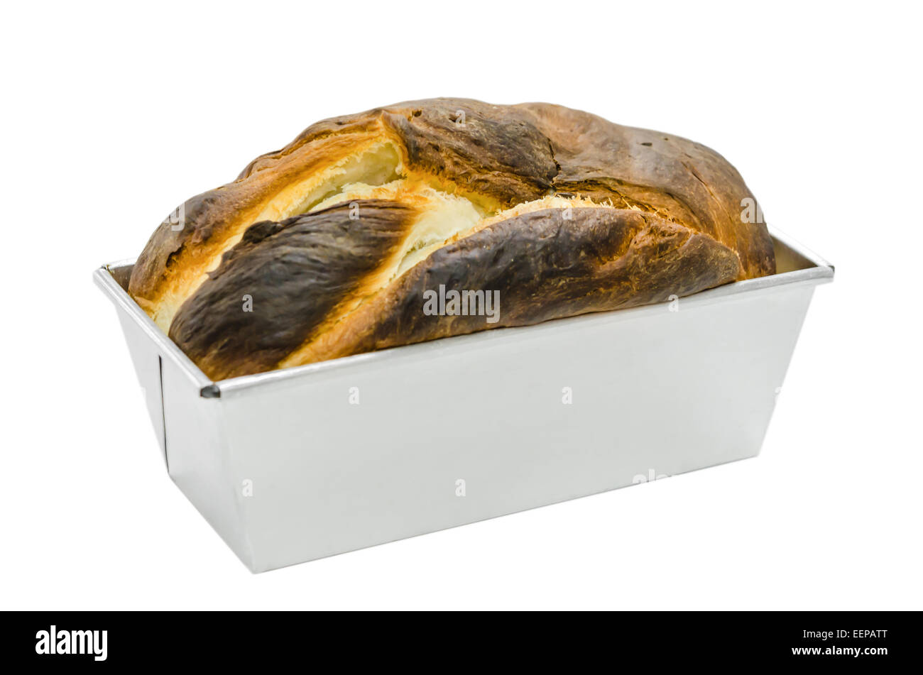 Pane fresco in una teglia da forno su sfondo bianco Foto Stock