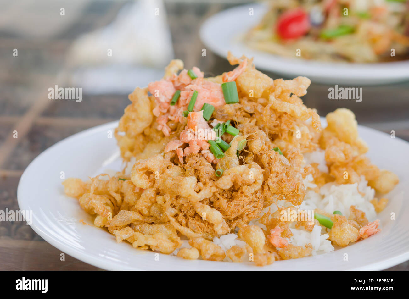 Croccante fritti uova sbattute frittata servita con riso al vapore Foto Stock