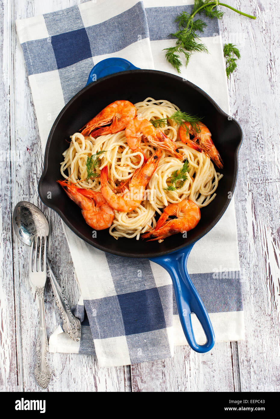 Padella di scampi spaghetti con salsa cremosa Foto Stock