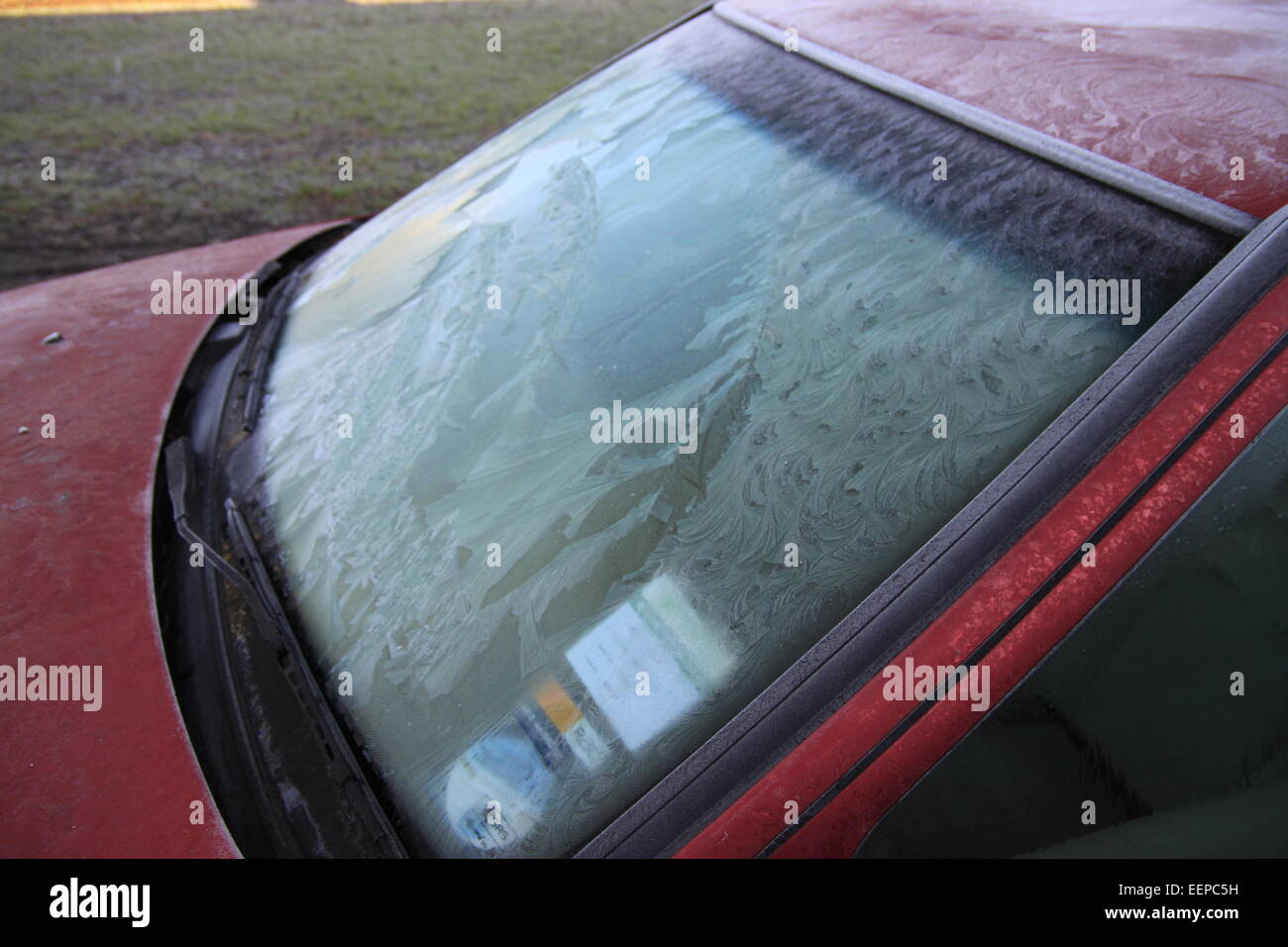 La brina sulle auto Volvo parabrezza finestra anteriore freddo inverno la guida Foto Stock