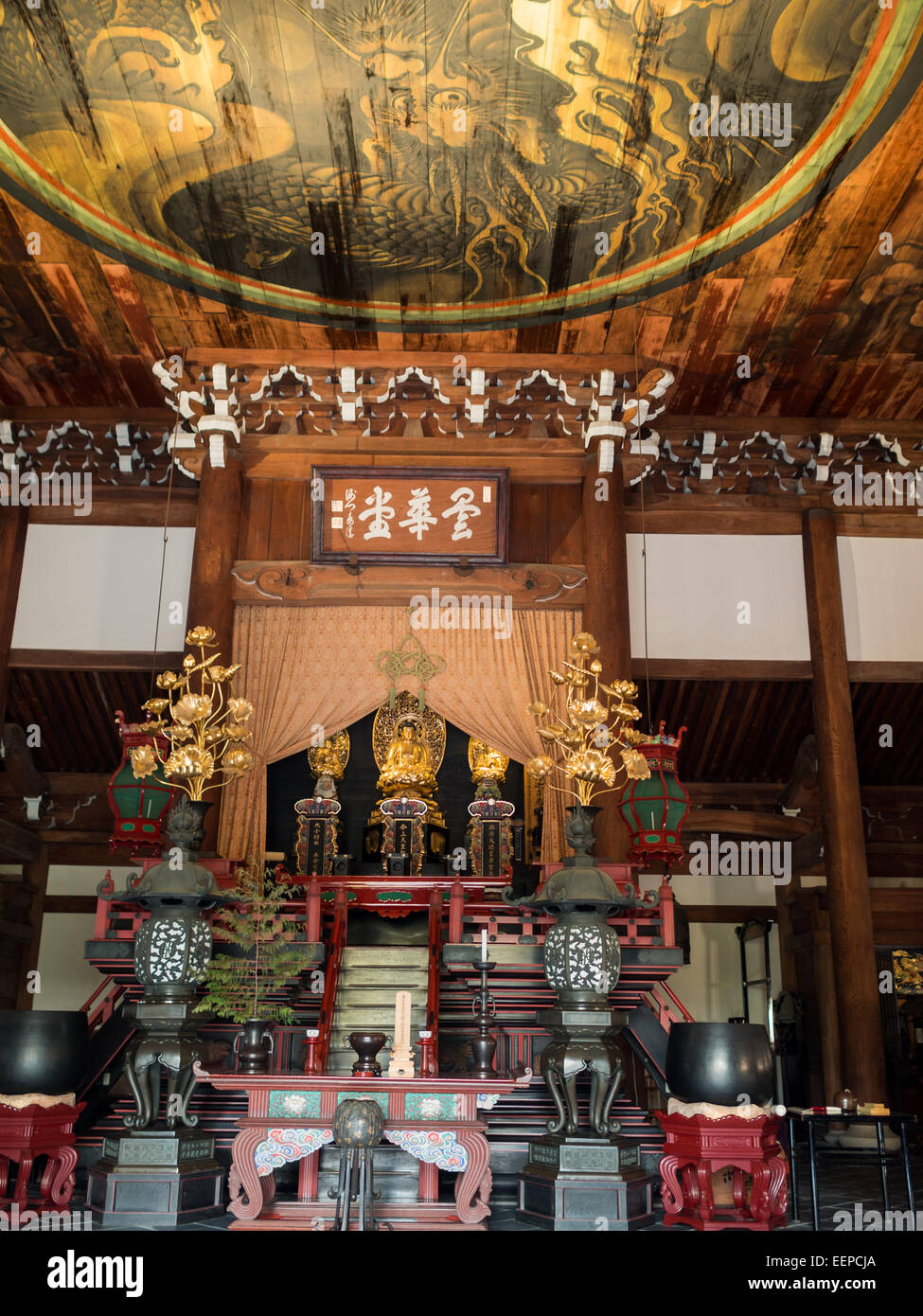 Honden, sala principale, vista interna con dipinto di golden dragon nel soffitto a Nanzen-ji Foto Stock