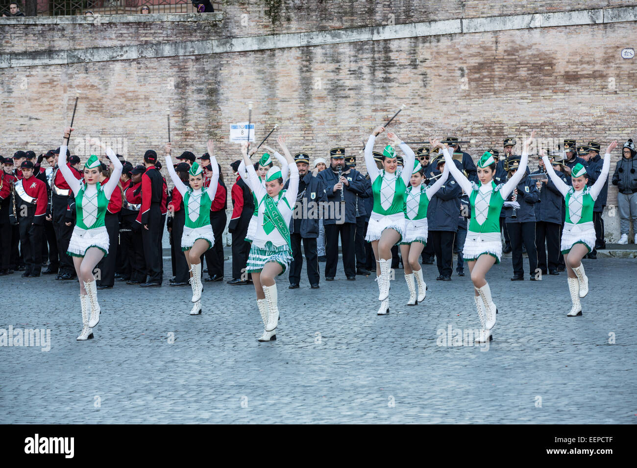 Majorettes e sbandieratori in Piazza del Popolo, Roma, Italia Foto Stock