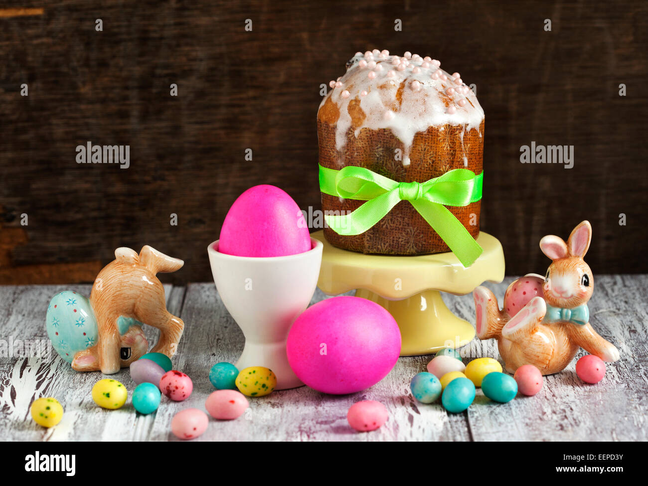 Tradizionale torta di Pasqua e uova colorate Foto Stock