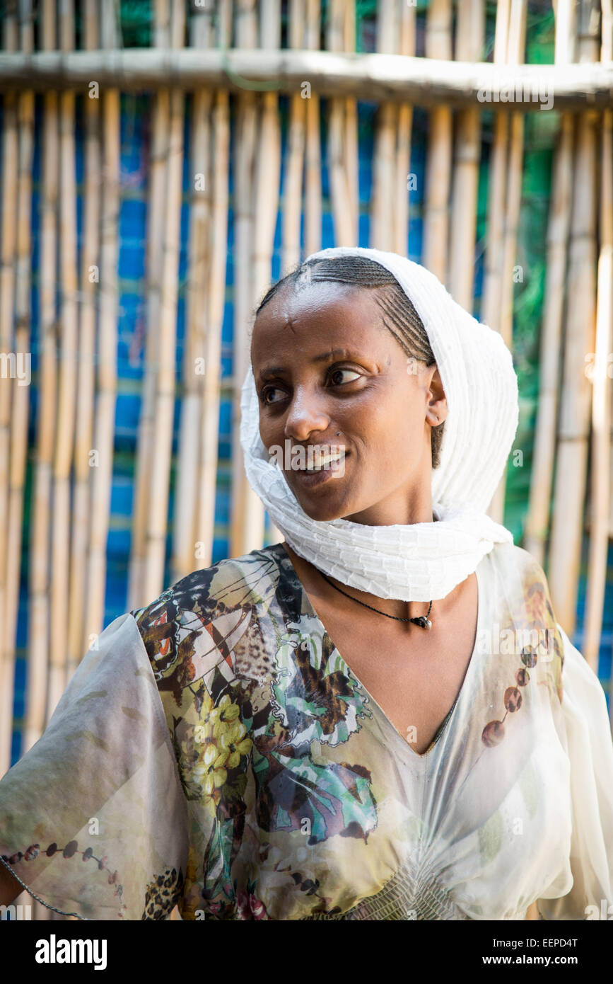 Lontano donna, Assaita, Danakil deserto, Etiopia Foto Stock