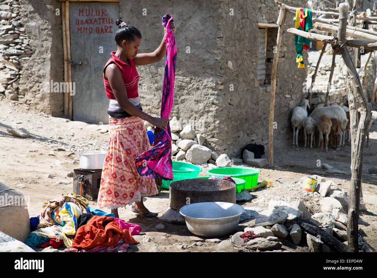 Donna locale lavare i vestiti a mano, l'Etiopia settentrionale, Africa Foto  stock - Alamy