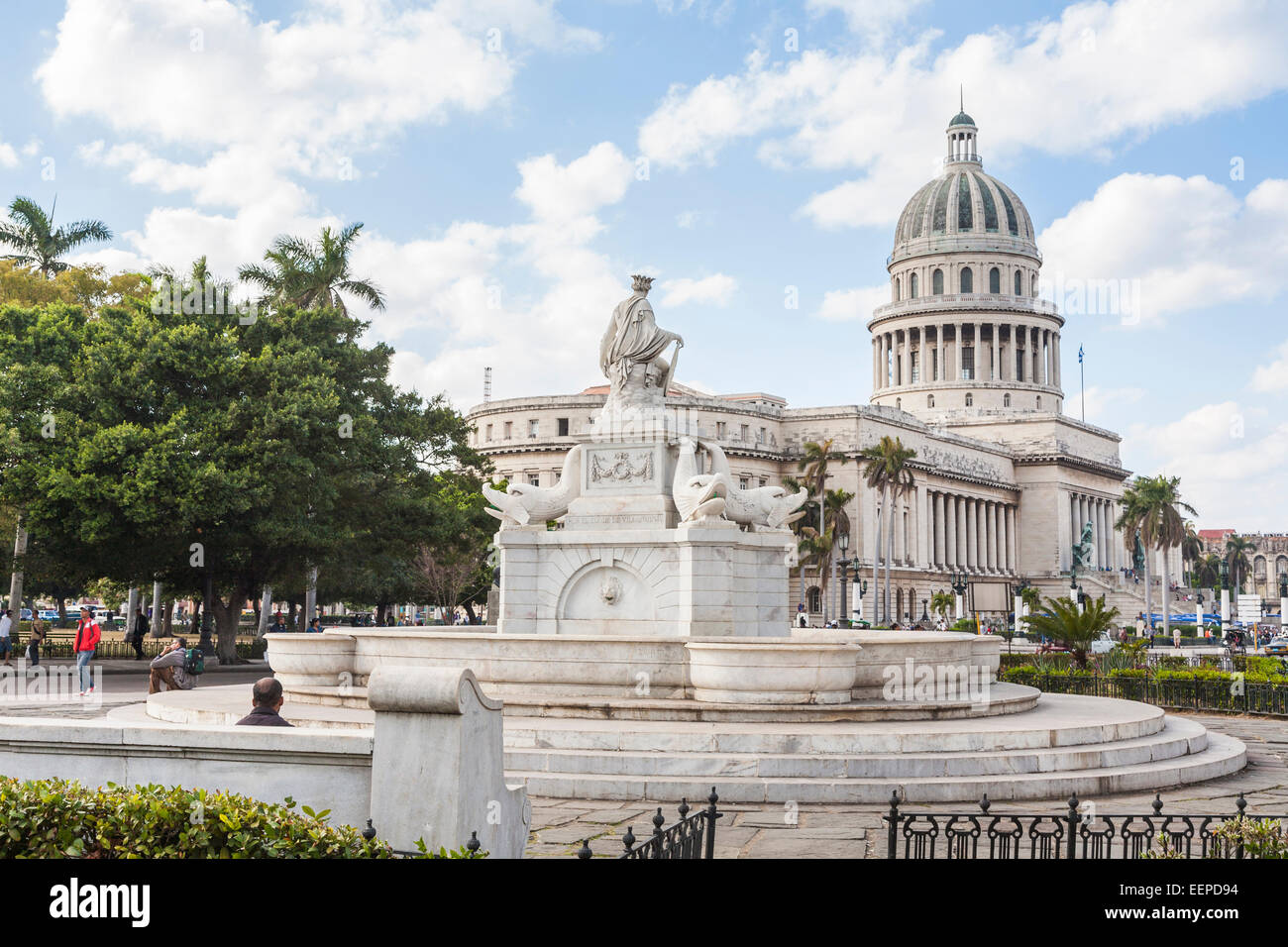 Vista della cupola iconica della nazionale di Capitol Building, sede del governo cubano, nel centro di Avana vecchia, capitale di Cuba con il cielo blu e nuvole bianche Foto Stock