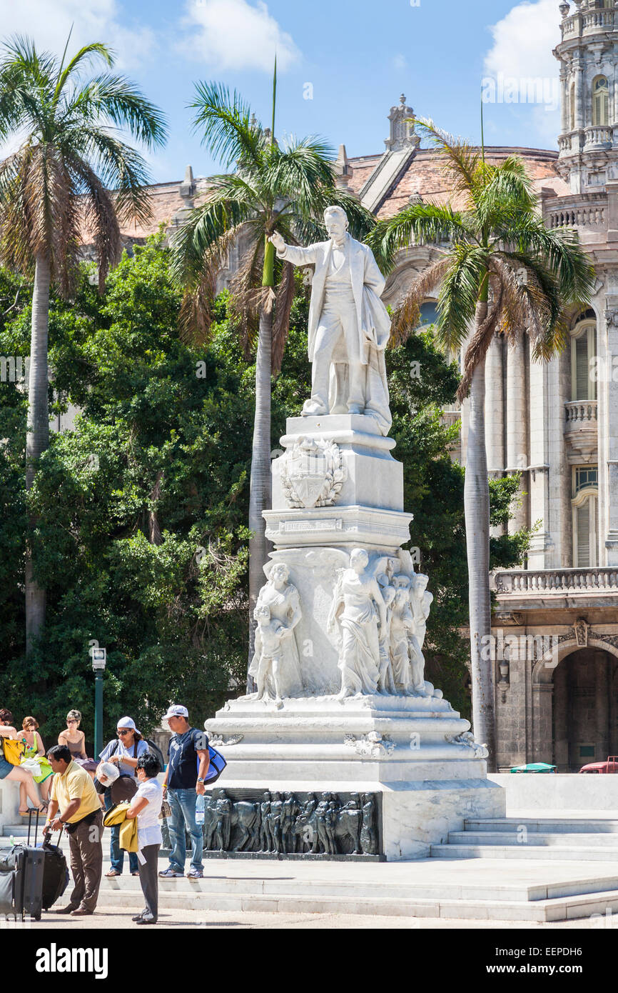 Statua di cubano eroe nazionale e filosofo rivoluzionario Jose Marti, Parque Central, Avana, dal Museo Nazionale di Belle Arti, cielo blu, giornata di sole Foto Stock