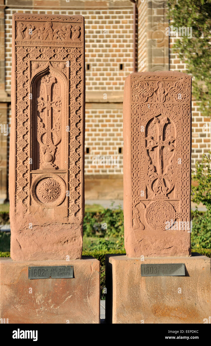 Storica pietra khachkar dalla Cattedrale di Etchmiadzin, Vagharshapat, Armenia Foto Stock