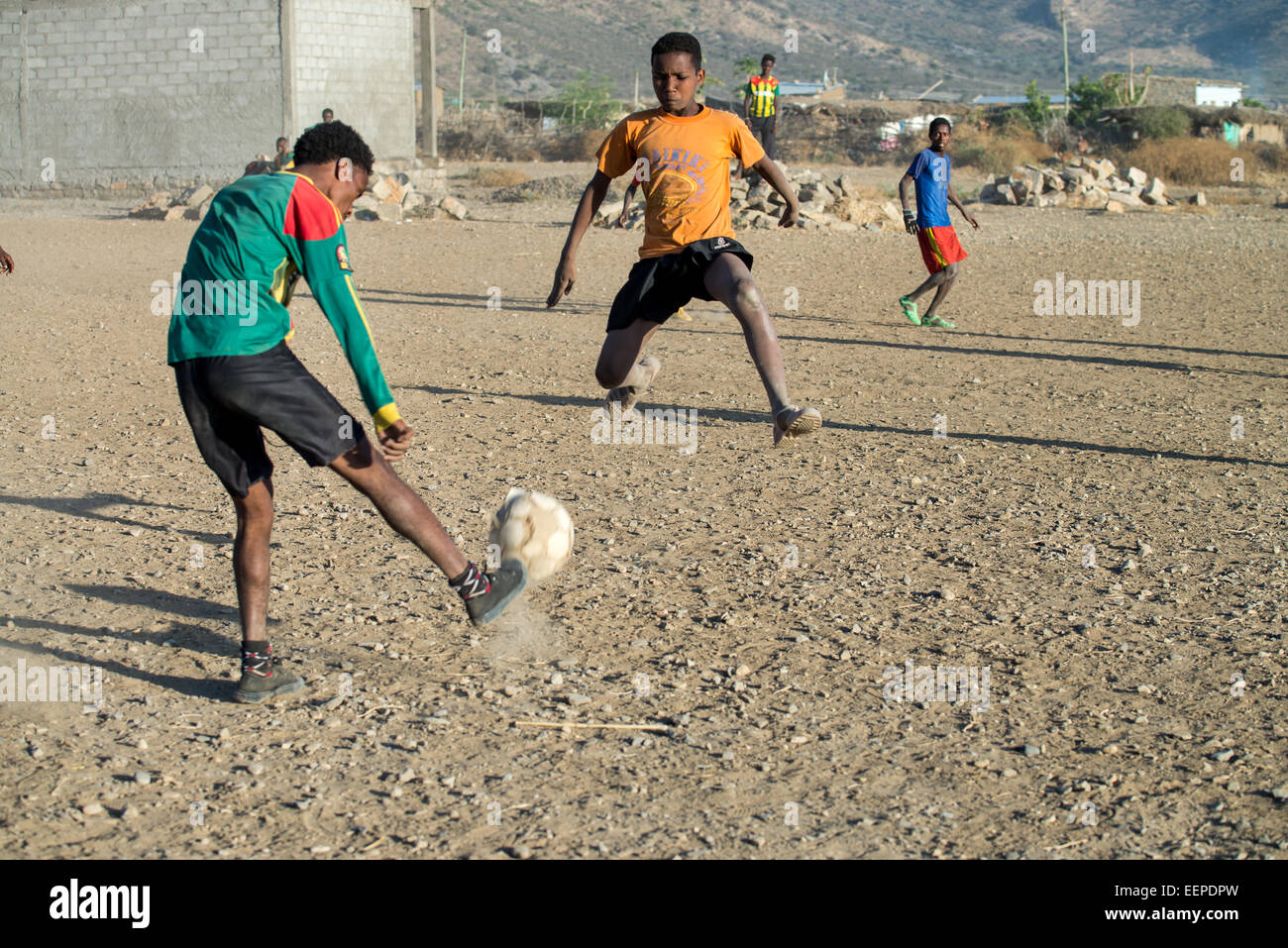 I bambini giocano a calcio su un campo in terra battuta in Abala, Etiopia, Africa Foto Stock