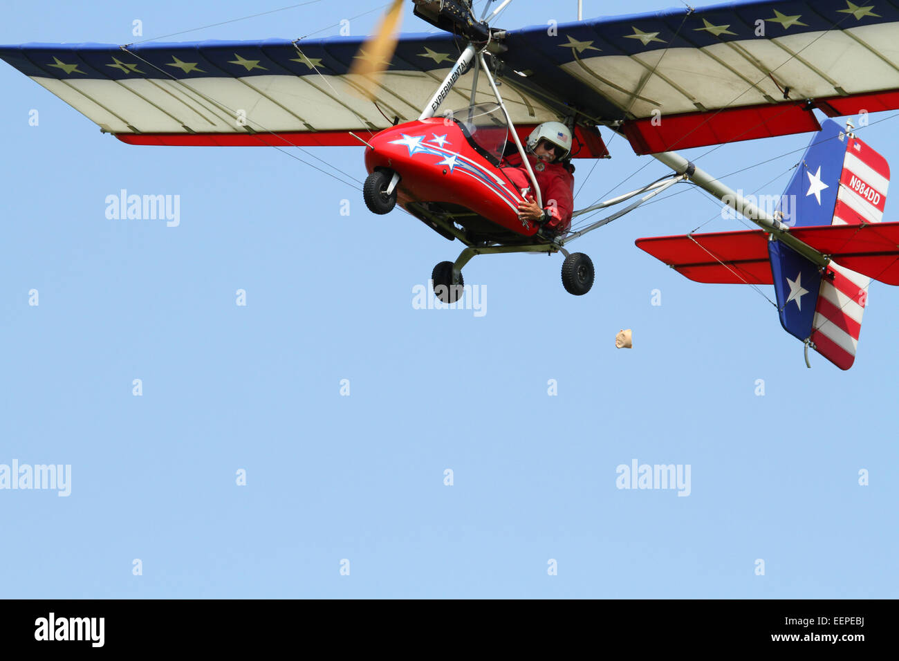 Concorso di precisione di caduta di una beanbag su un bersaglio. Uomo adulto. Fantasma aeromobili CO modello PHANTOM I. ala fissa Single-Engine exp Foto Stock