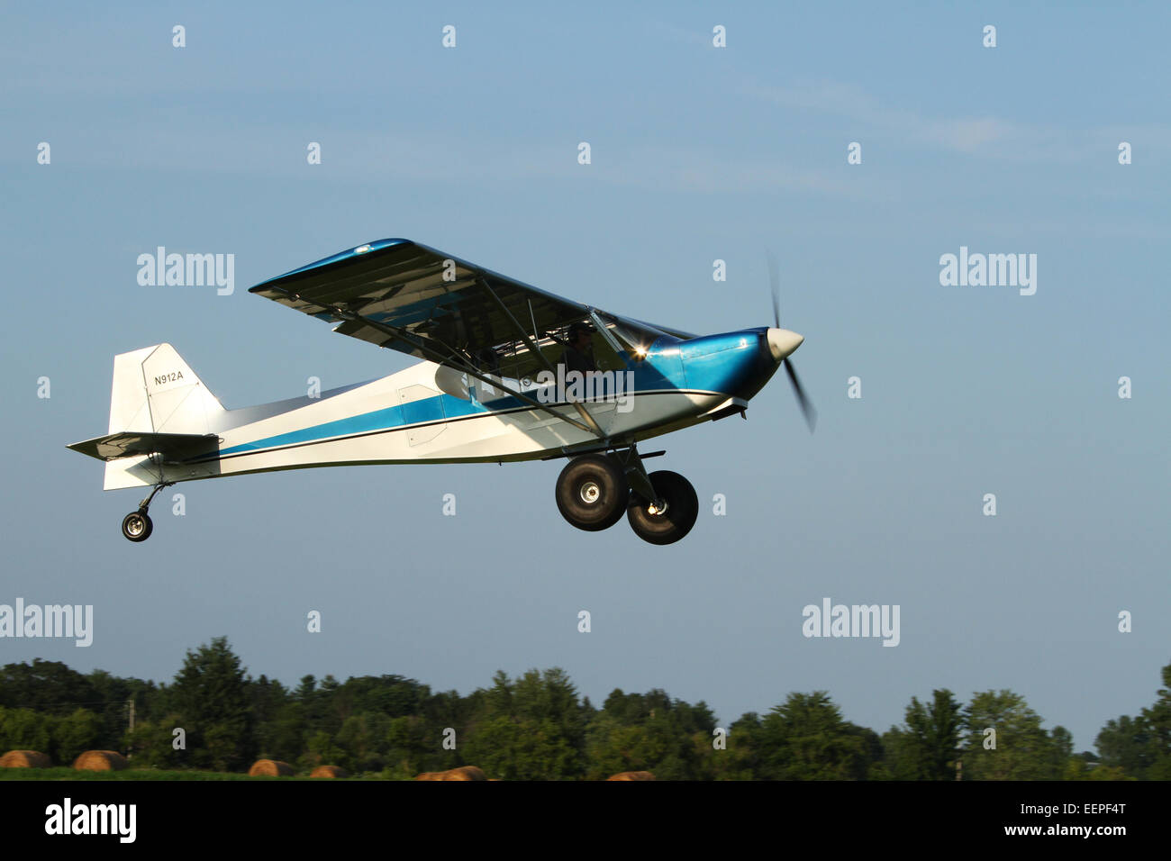 Ran Progetta modello RAN S-7S ala fissa Single-Engine amateur integrato kit sperimentale aeromobili. Uomo adulto è il pilotaggio. Purdy Fie Foto Stock