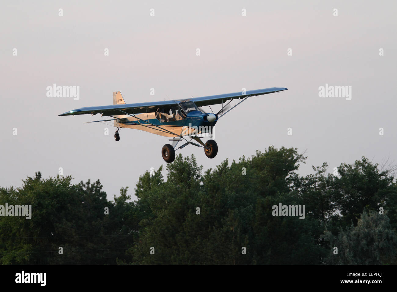 Ran Progetta modello RAN S-7S ala fissa Single-Engine amateur integrato kit sperimentale aeromobili. Uomo adulto è il pilotaggio. Purdy Fie Foto Stock