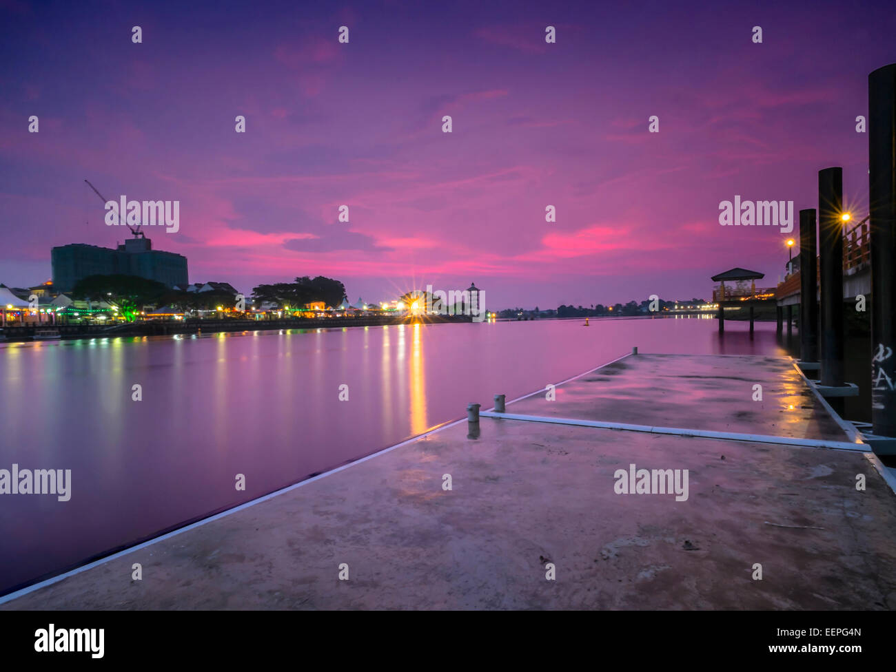 Tramonto a Kuching Waterfront fiume di Sarawak Foto Stock