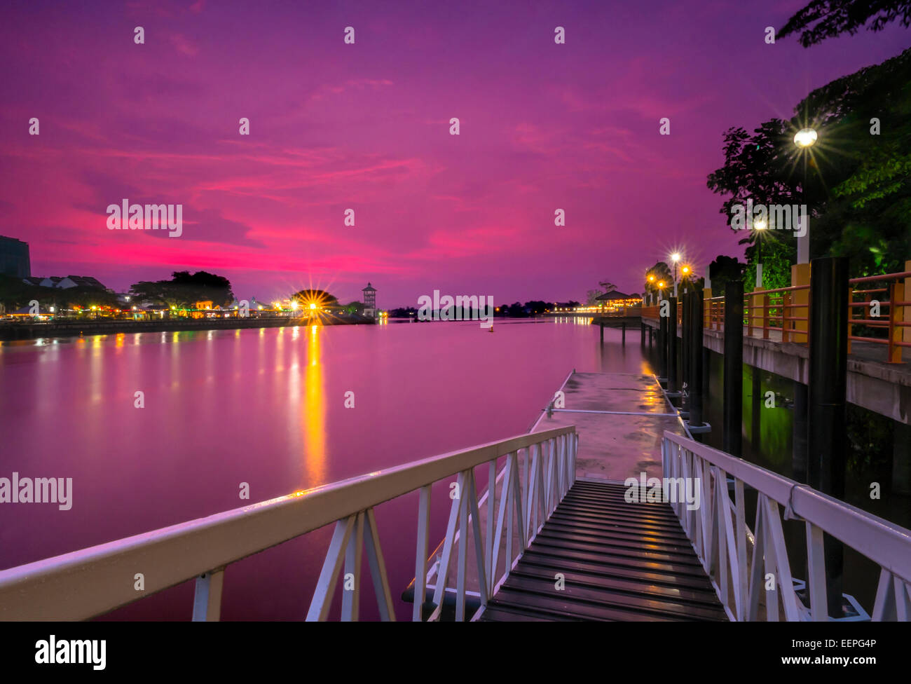 Tramonto a Kuching Waterfront fiume di Sarawak Foto Stock