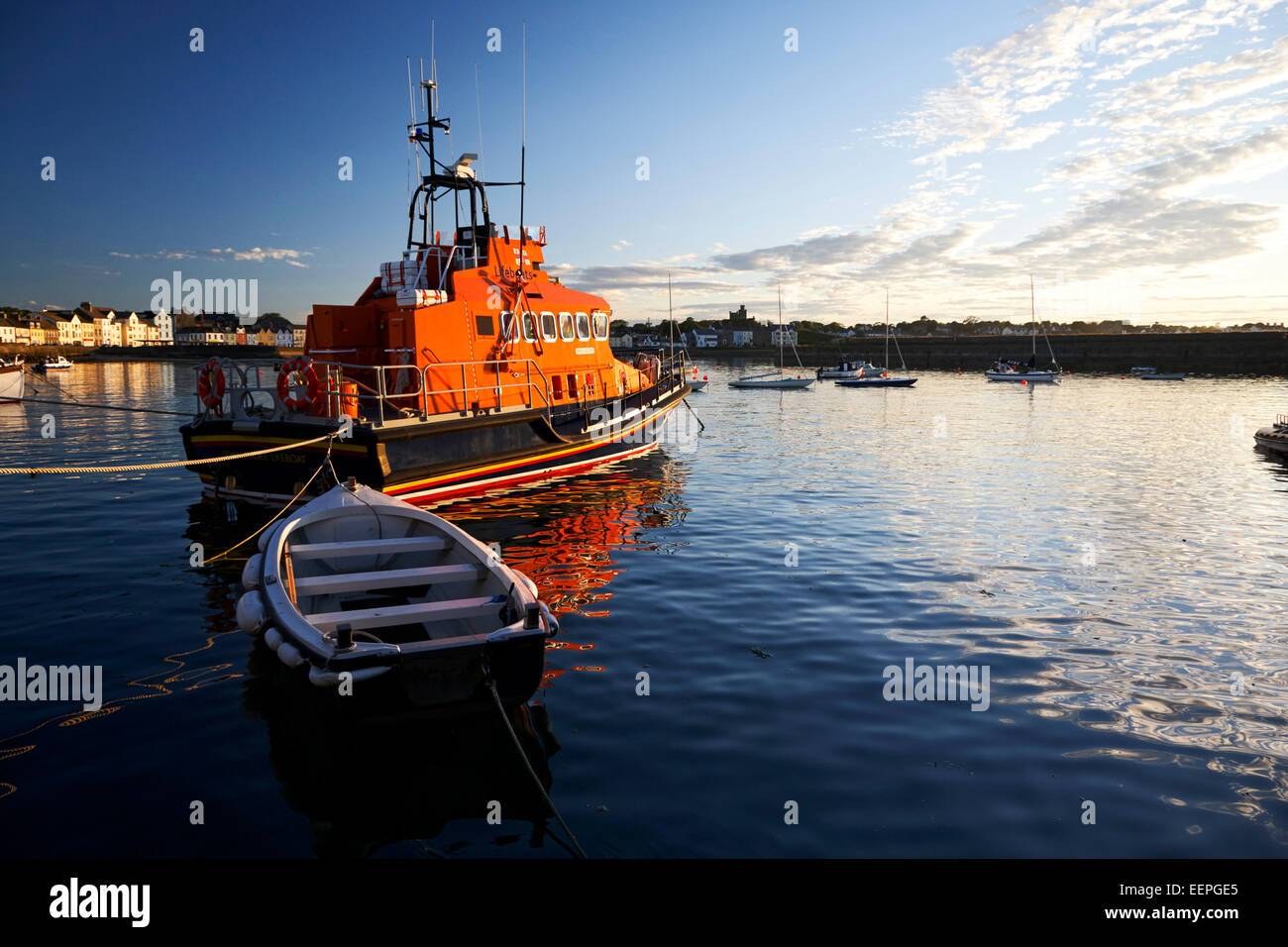 Rnli scialuppa di salvataggio in donaghadee porto al tramonto Foto Stock