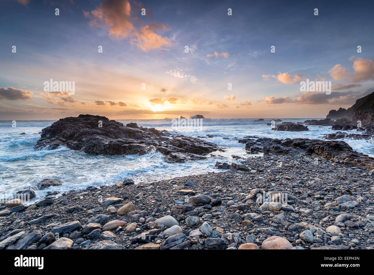 Onde che si infrangono sulle rocce al sacerdote's Cove sul robusto Cornish costa al Cape Cornwall Foto Stock