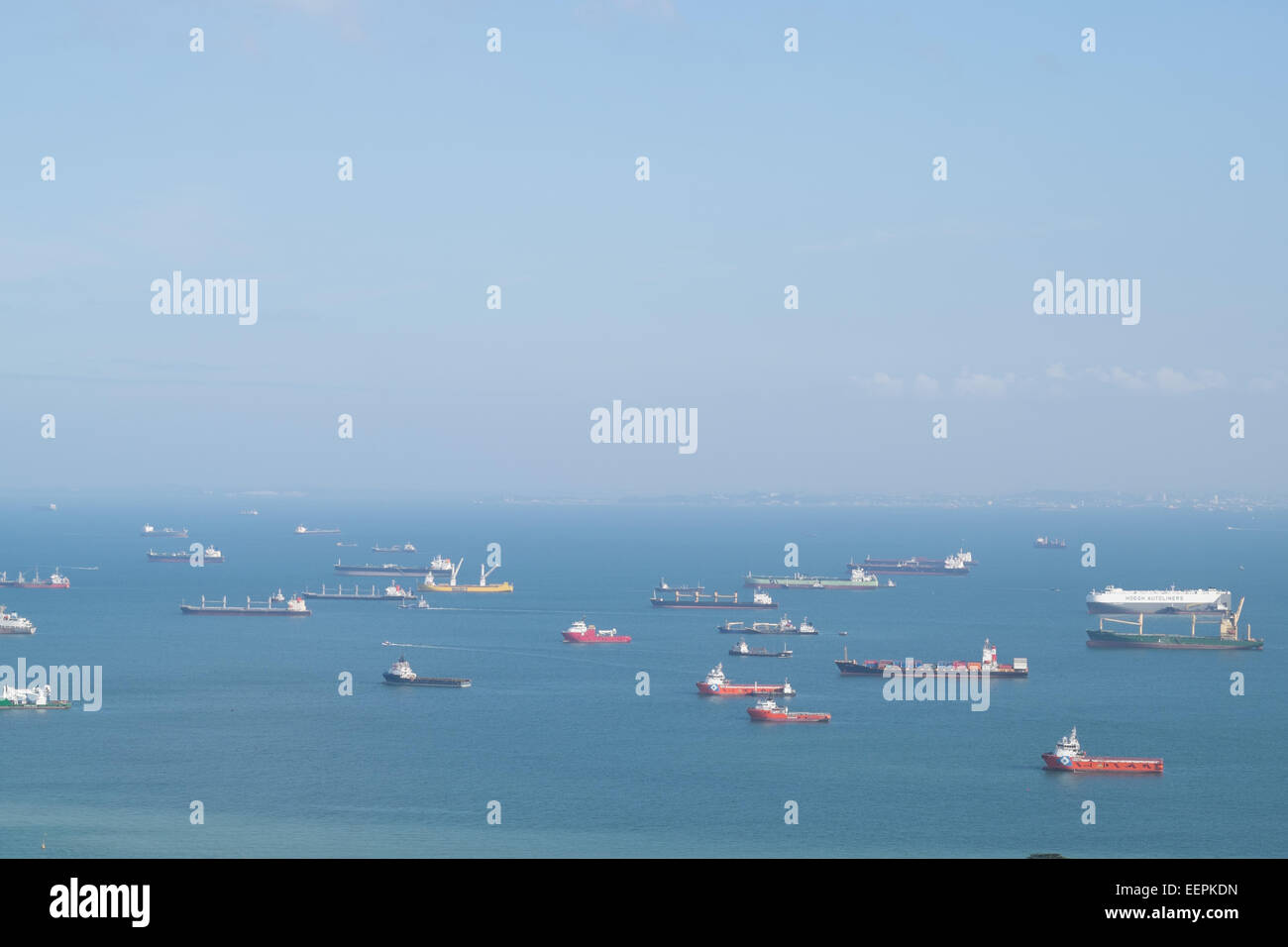 Le navi da carico nel porto di Singapore. Vista aerea. Foto Stock