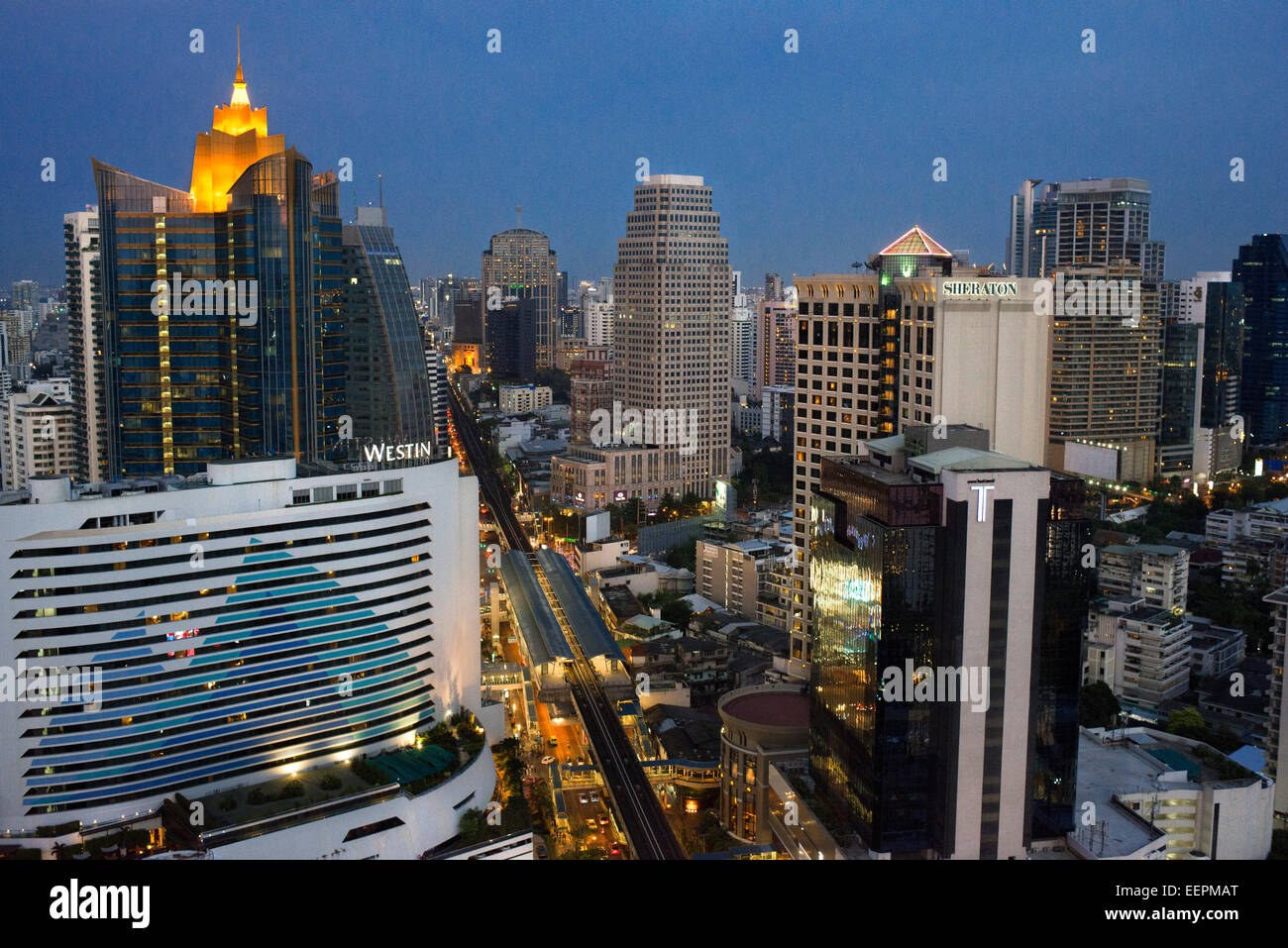 Verticale, viste di Sukhumvit Road, sky train, Westin Sheraton e grattacieli dal Sofitel Bangkok Sukhumvit. Bangkok. Tailandia Foto Stock