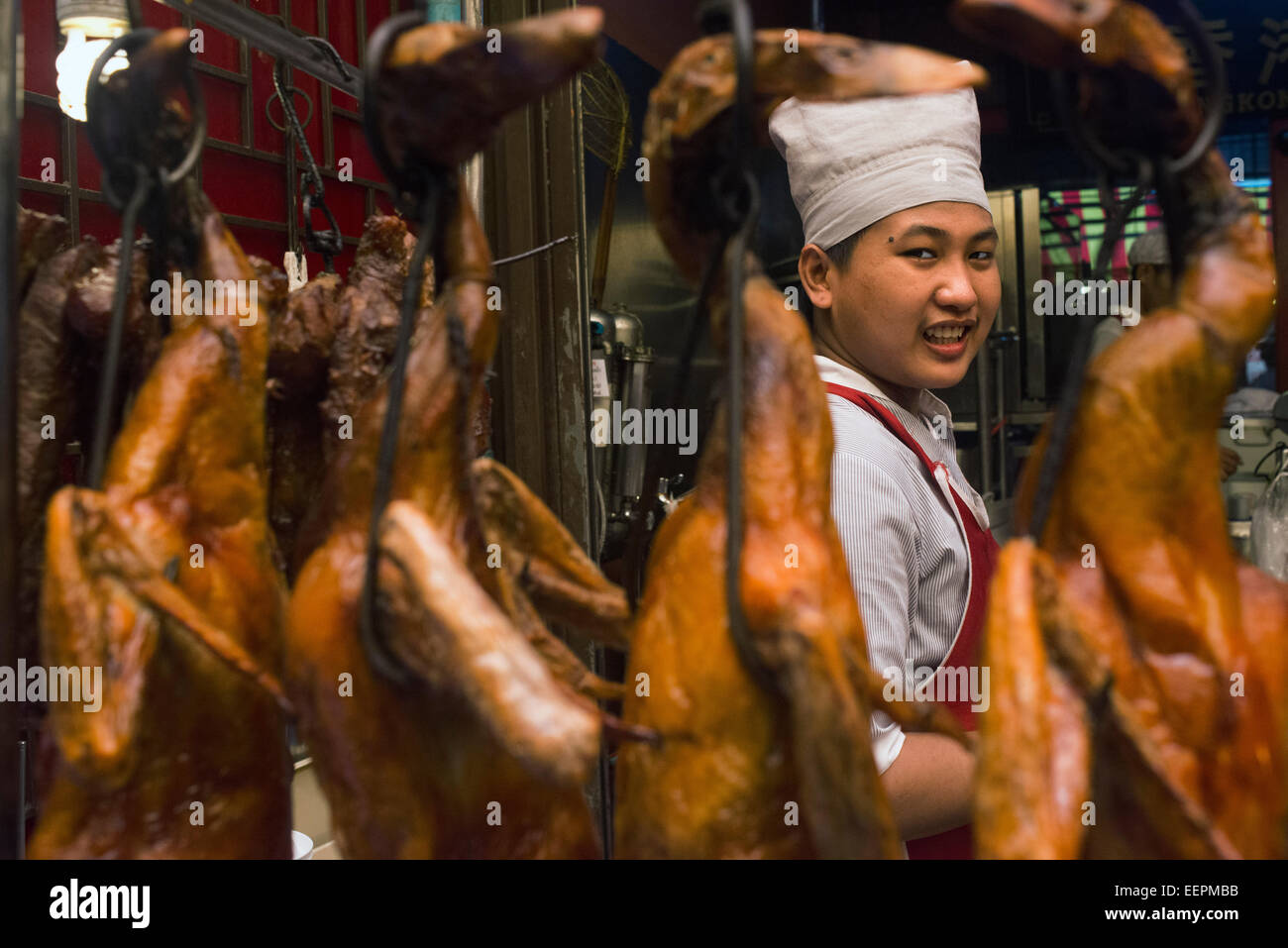 Cooker e torrefatto al tramonto in un restuarnt. Bangkok Chinatown mercato, Thailandia. Thanon Yaowarat road a notte nel centro di Chinatown d Foto Stock