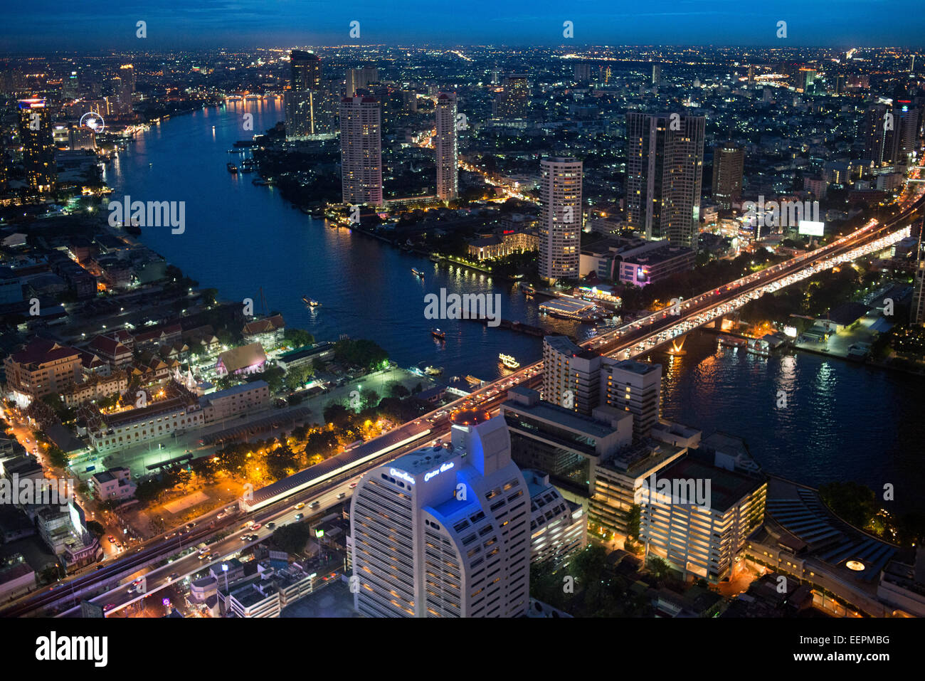 Viws panoramico e verticale di Bangkok da scirocco sul tetto. Thailandia. Asia, Bangkok, capitale, Centara Grand, del Fiume Chao Praya, Foto Stock