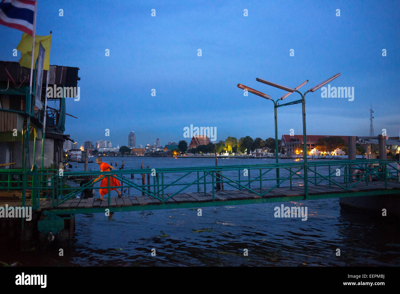 Giovane monaco in Chao Praya Express fermata della barca. Bangkok, battello pubblico, traghetto. Bangkok. Asia. Il fiume Chao Phraya rende grande un titolo Foto Stock