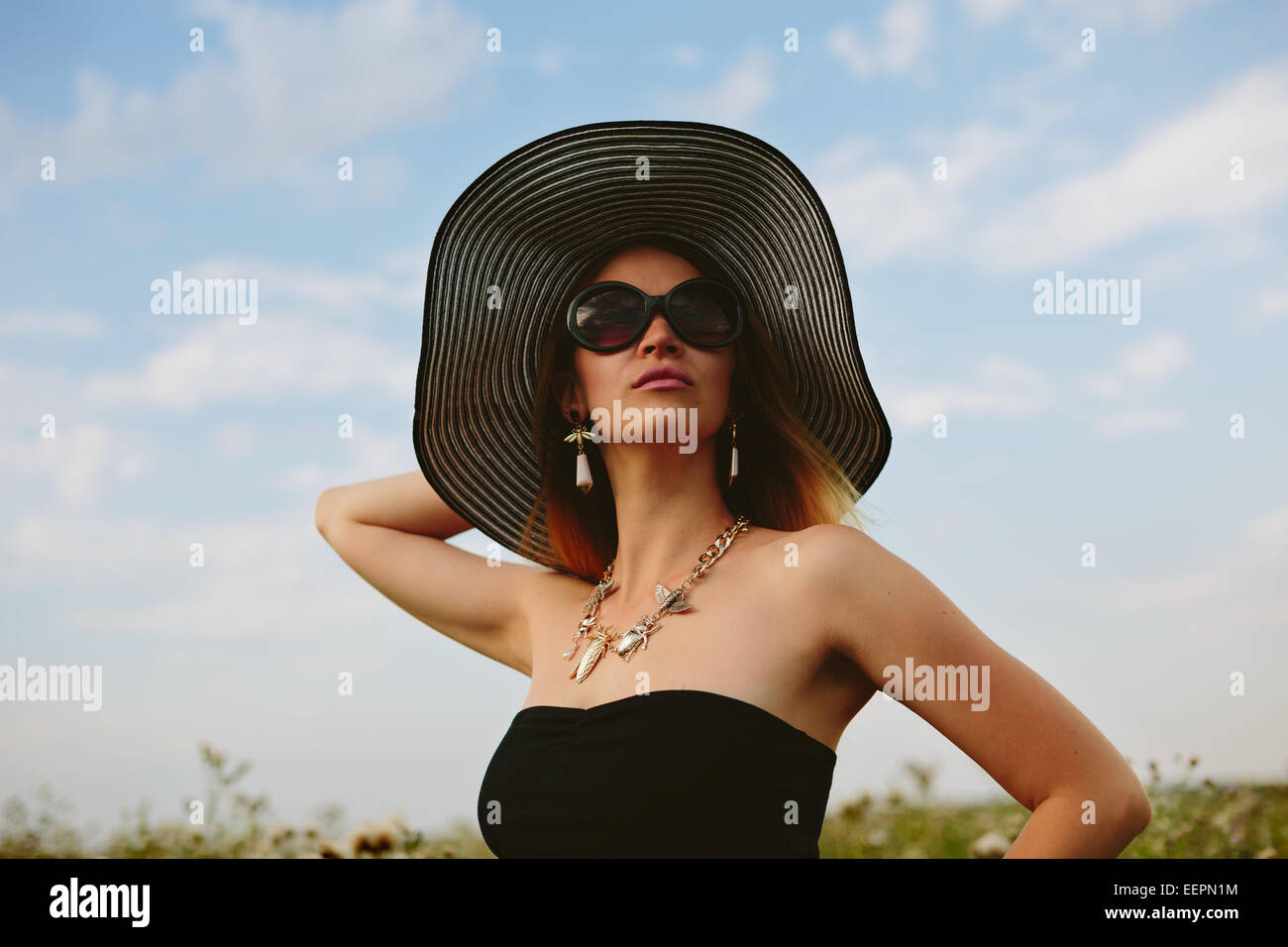Bella ragazza nel cappello e occhiali da sole Foto Stock