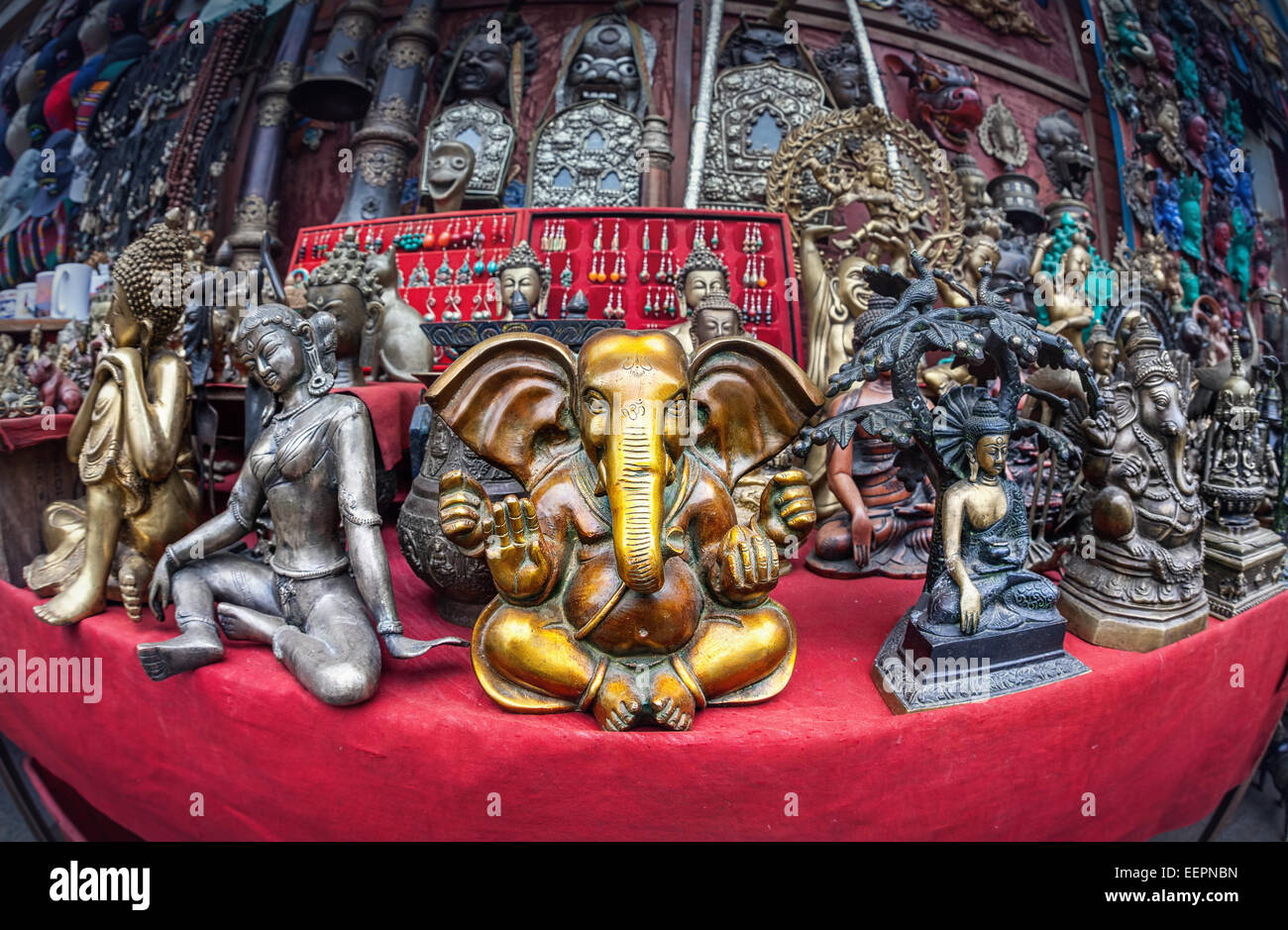 Statue di Souvenir di Ganesh, Buddha e altri dea nel negozio di Kathmandu, Nepal Foto Stock